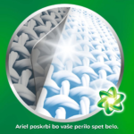Pralna detergent Ariel s poudarkom na belini perila na zelenem ozadju z logotipom Ariel v spodnjem desnem kotu.